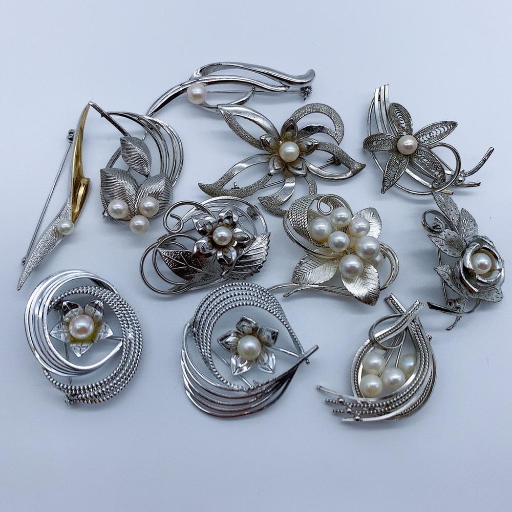 11-Pcs Genuine Pearl Silver-Tone Brooches Lo